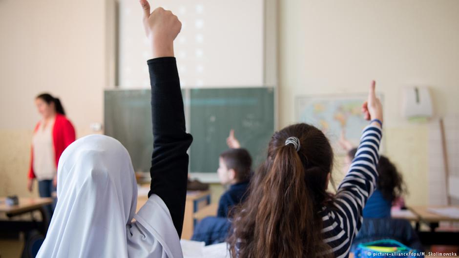 تلميذتان مسلمتان واحدة مع حجاب وأخرى من دون حجاب بمدرسة في ألمانيا.