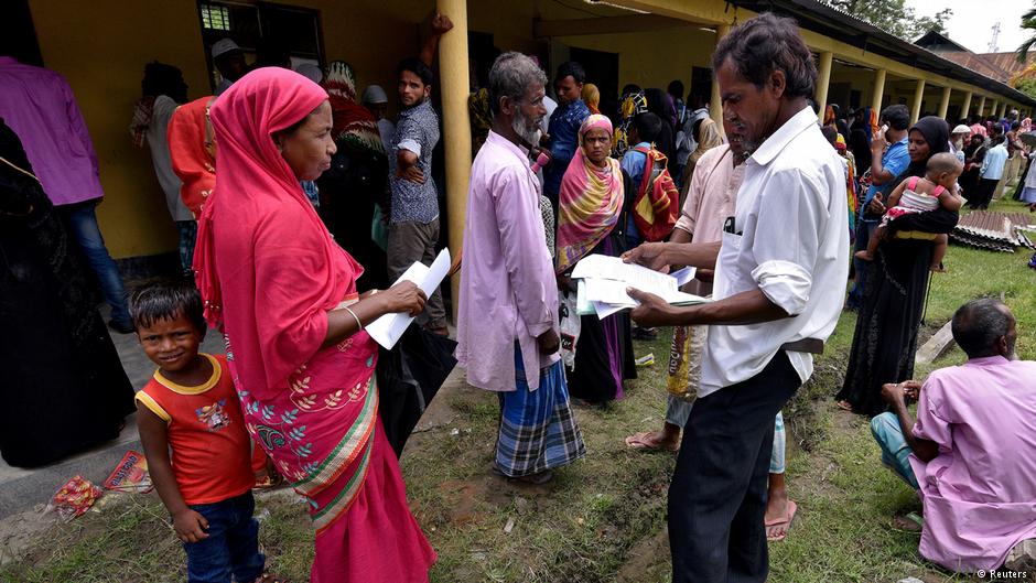 قرويون مسلمون من أصول بنغالية في ولاية أسام الهندية في شمال شرق الهند يسلمون وثائقهم لتتحقق منها السلطات الهندية.  (photo: Reuters)