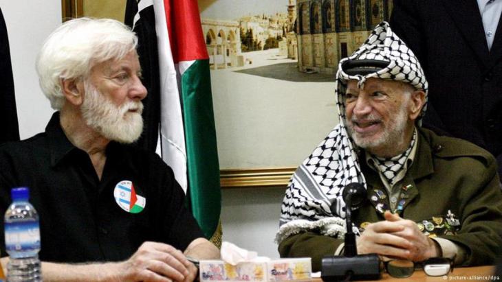 Avnery met Yasser Arafat several times, such as here in Ramallah in 2004 (photo: picture-alliance/dpa)