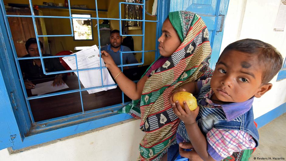 مسلمون من أصول بنغالية في ولاية أسام الهندية في شمال شرق الهند يسلمون وثائقهم لتتحقق منها السلطات الهندية.