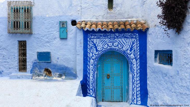 A doorway in the historic old town of Chefchaouen – also known as ‘the blue town’ – in Moroccoʹs Rif mountains (photo: picture-alliance)