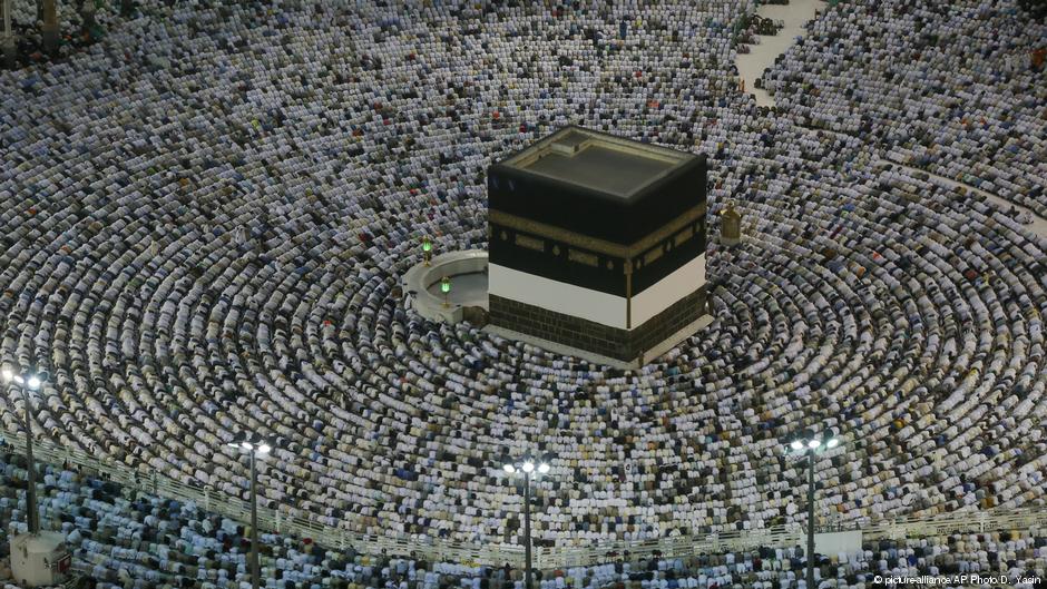 Pilgrims pray facing the Kaaba, Islam's holiest site (photo: picture-alliance/AP Photo/D. Yasin)