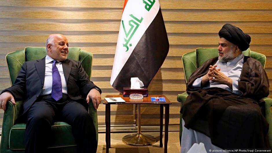 Iraks Premier Haider al-Abadi im Gespräch mit Muqtada al-Sadr am 20. Mai 2018 in Bagdad; Foto: picture-alliance/AP Photo/Iraqi Government