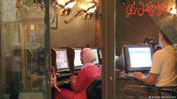 Young Arabs in an Internet cafe (photo: dpa/picture-alliance)