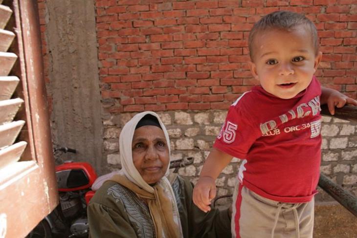 A grandmother with her grandson in Tizmant, Egypt (photo: Goethe-Institut Cairo/Sandra Wolf)