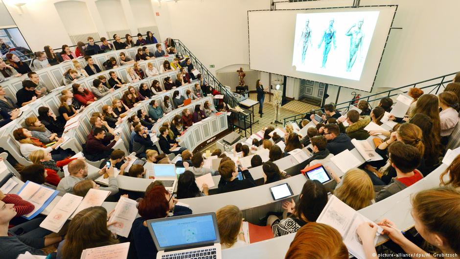قاعة تعليمة ممتلئة بالطلاب في جامعة هاله في ألمانيا