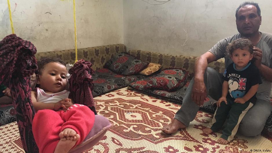 Mizyed with two of his children in their shelter in a Lebanese refugee camp, Bekaa Valley (photo: DW/A. Vohra)