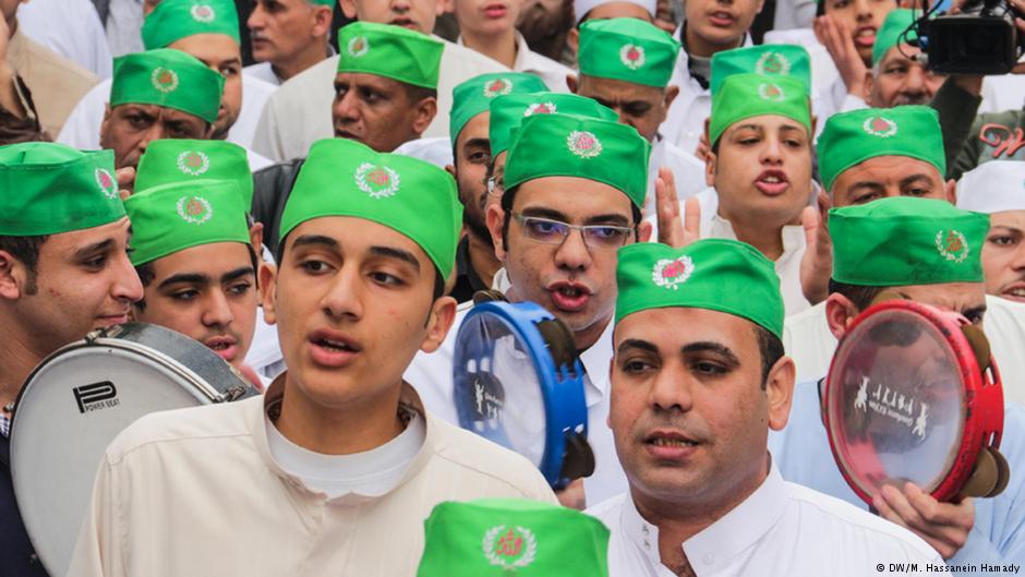 شباب من المتصوفين يحتفلون بمولد الإمام الحسين في منطقة السيد زينب في القاهرة - مصر. Foto: DW/Hasseinan Hamady