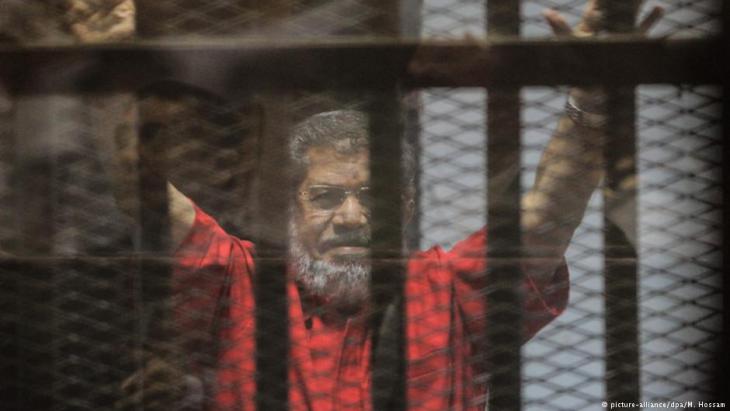 Arrested former Egyptian president Mohammed Morsi (photo: picture-alliance/dpa/M. Hossam)
