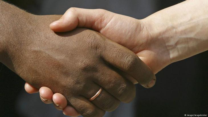 Handshake symbolising diversity and integration (photo: Imago/Imagebroker)
