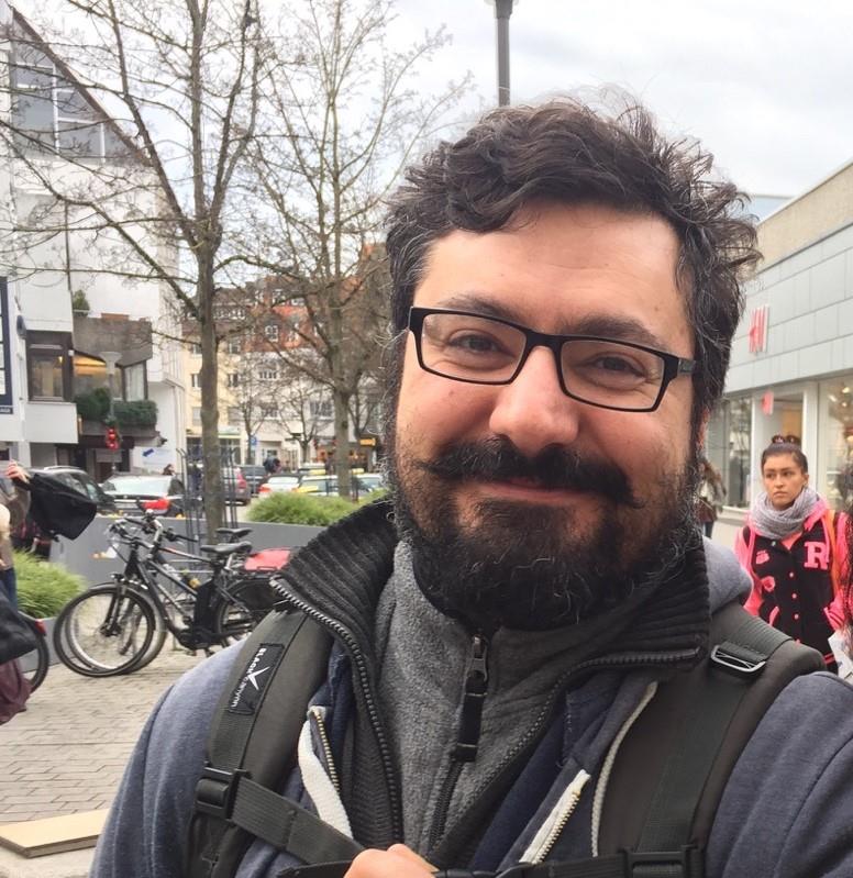 موريس عايق كاتب سوري مقيم في ألمانيا حصل على الماجستير في فلسفة التقنية والعلوم من جامعة ميونيخ.