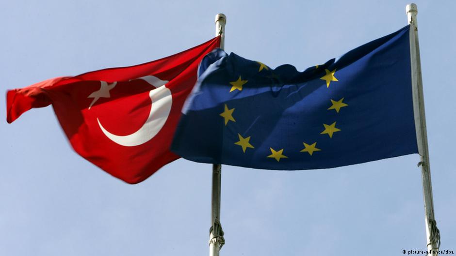 Symbolbild: Fahnen der Europäischen Union und der Türkei; Foto: picture-alliance/dpa