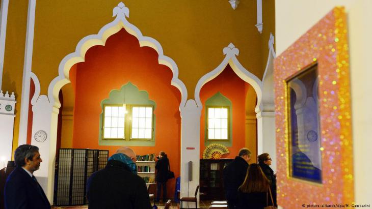Interior of the Lahore Ahmadiyya Mosque in Berlin (photo: picture-alliance/dpa)
