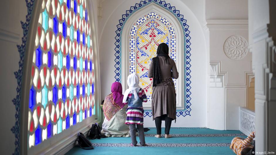 أم مسلمة تصلي مع ابنتها في مسجد في برلين؟ 