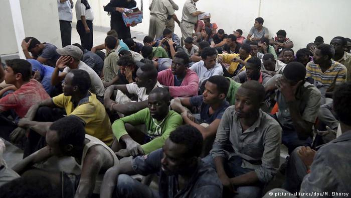 Migrants at a police station in Rosetta, Egypt (photo: picture-alliance/dpa)