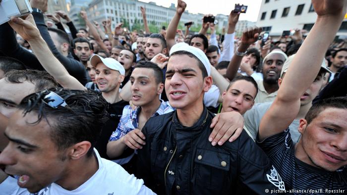 Before Salafists moved most of their efforts online, their preachers were celebrated like rock stars at public rallies, like here in Frankfurt in 2011 (photo: picture-alliance/dpa/B. Roessler)