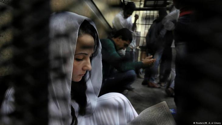 Aya Hijazi, founder of a non-governmental organisation that looks after street children, sits in a holding cell of a Cairo courthouse on charges of human trafficking, sexual exploitation of minors and using children in protests, 23.03.2017 (photo: Reuters/Mohamed Abd El Ghany) 