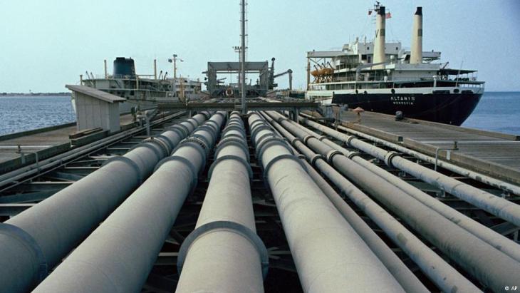 Iranʹs Khargh oil-loading platform in the Persian Gulf (photo: AP)