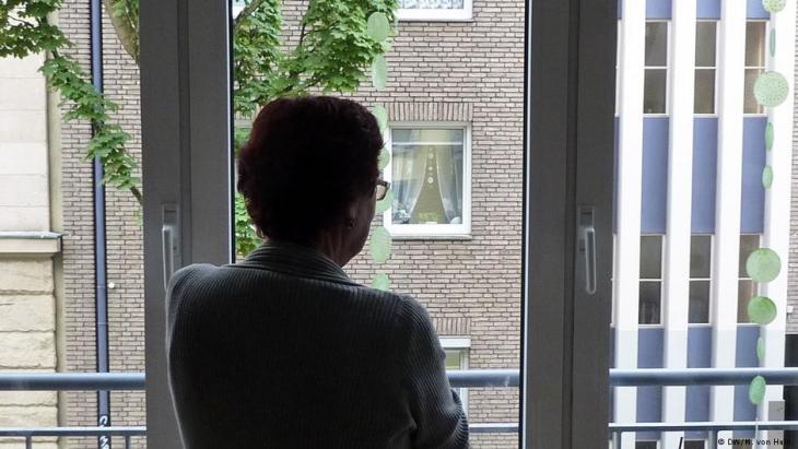 Monika Muller looks out of the window in her surgery (photo: Matthias von Hein/DW)
