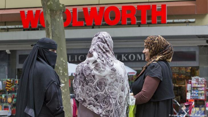 Niqab and headscarf-wearing women in Germany (photo: picture-alliance/U. Baumgartner)
