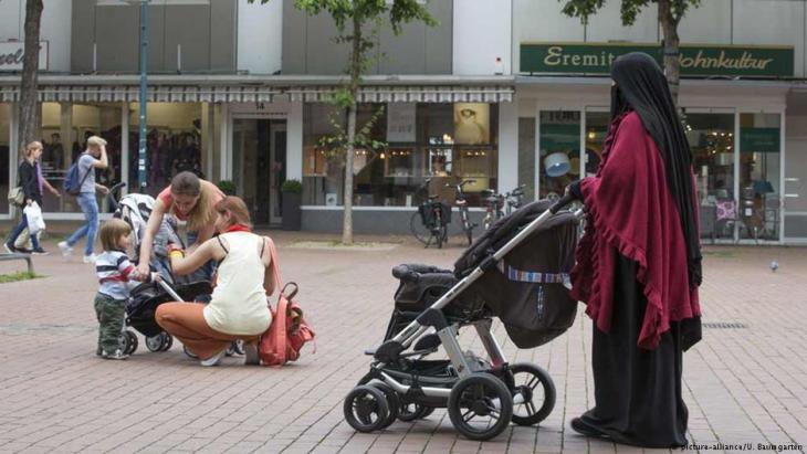 Niqab-wearing woman in Germany (photo: picture-alliance/U. Baumgartner)