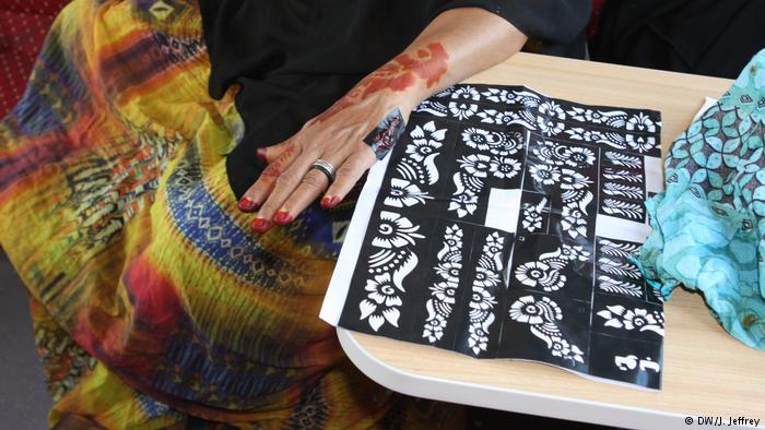 A woman shows her henna decorations (photo: DW/J. Jeffrey)