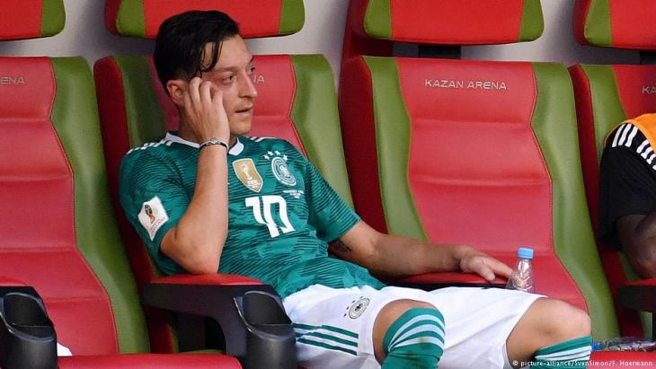 A disappointed Mesut Ozil following the German teamʹs failure to make it to the quarter-finals of the FIFA World Cup in Russia in June 2018 (photo: picture-alliance)