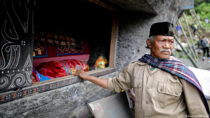 Tana Toraja resident at a rock-hewn tomb (photo: Darren Whiteside/Reuters)