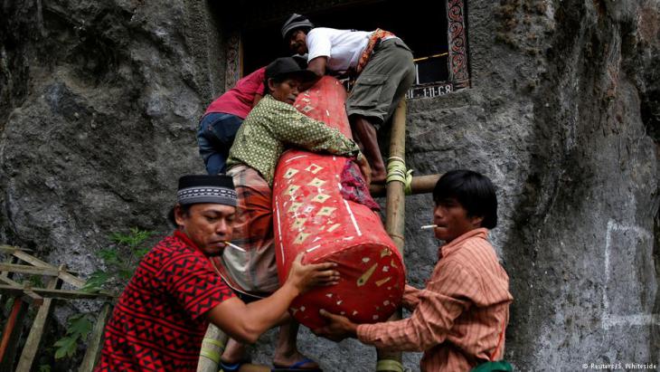 Transporting a corpse for burial in a Torajan tomb (photo: Darren Whiteside/Reuters)