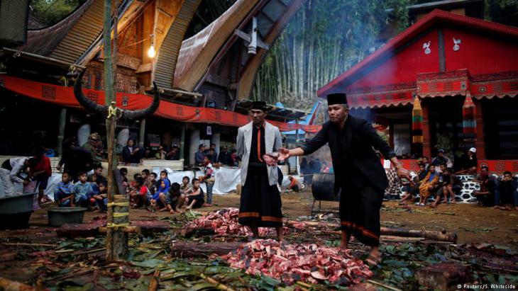 Funeral in Toraja (photo: Darren Whiteside/Reuters)
