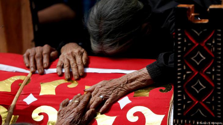 Torajan residents mourn their dead relatives (photo: Darren Whiteside/Reuters)