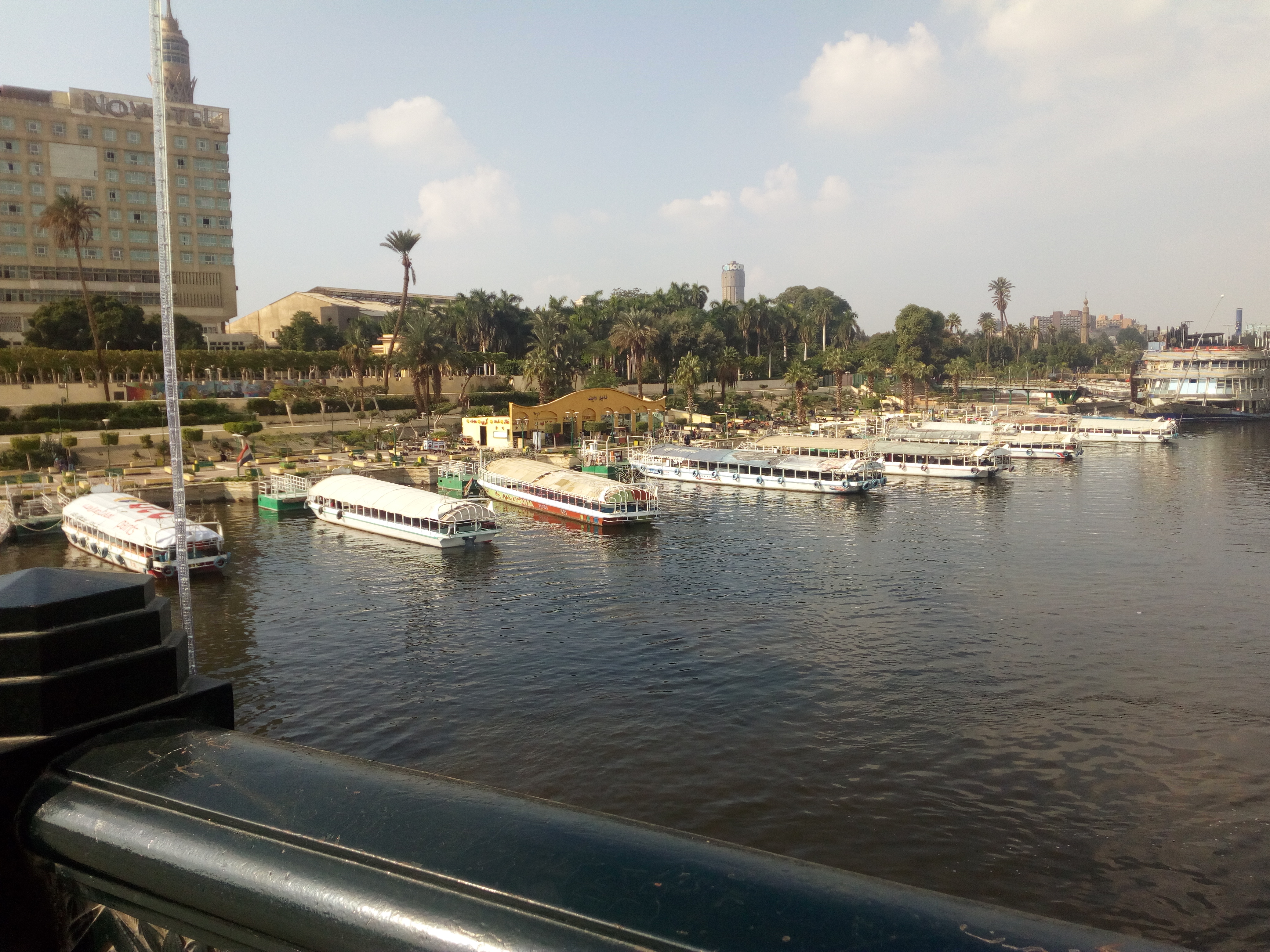النيل ومراسي الزوارق قرب برج الجزيرة - القاهرة - مصر. الصورة: ملهم الملائكة 