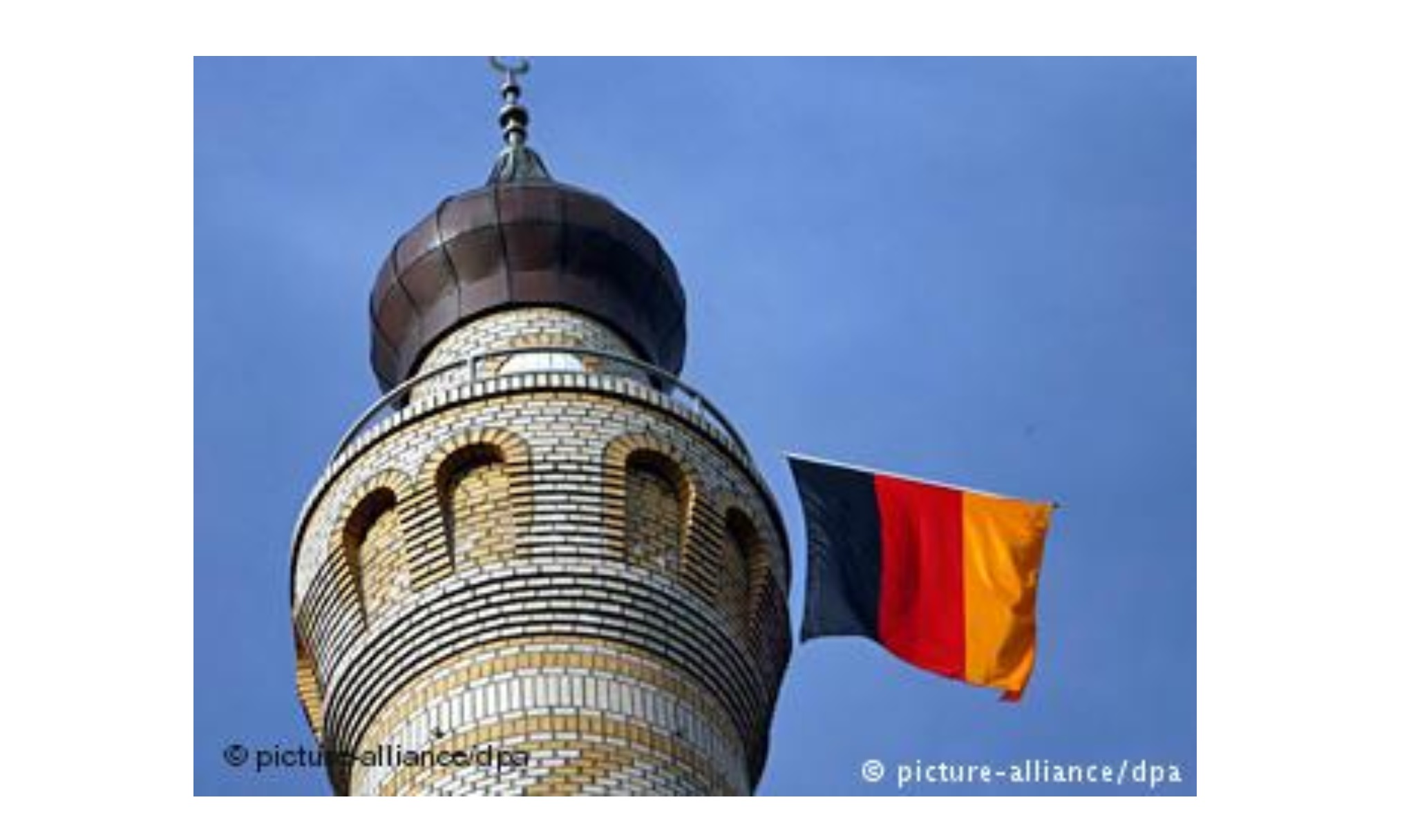 مسجد على منارته العلم الألماني.