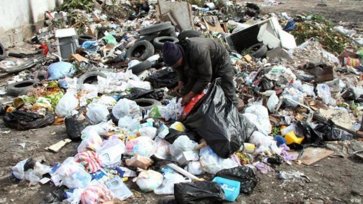 Sifting through the rubbish in Tunisia (photo: DW)