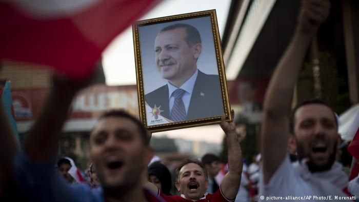Turks rally in support of Recep Tayyip Erdogan (photo: picture-alliance/AP Photo/E. Morenatti)Supporters rally