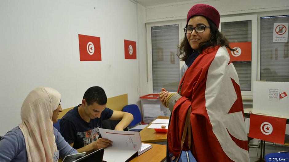 منتخِبة عند صندوق الاقتراع في تونس.