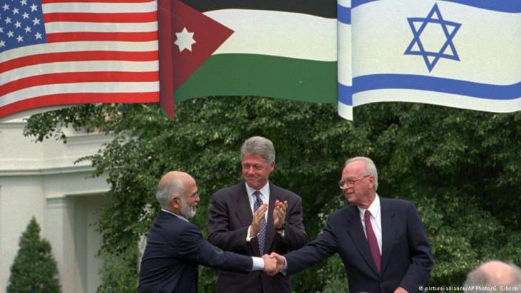 Israeli-Jordanian peace treaty: King Hussein of Jordan (left), U.S. President Bill Clinton and Israelʹs Prime Minister Yitzhak Rabin (photo: picture-alliance/AP)