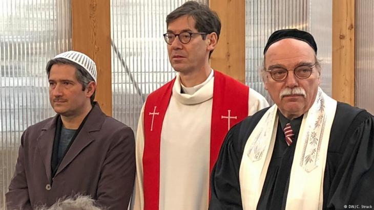 Imam Kadir, Protestant pastor Gregor Hohberg, Rabbi Andreas Nachama (from left to right) are all members of the projectʹs board of trustees (photo: DW/Christoph Strack)
