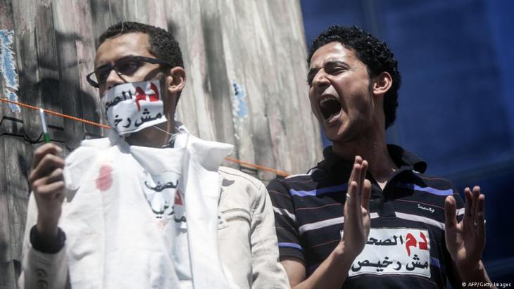 Egyptian journalists protest against censorship and repression in front of the press syndicate in Cairo on 17.04.2014 (photo: Mahmoud Khaled/AFP/Getty Images)