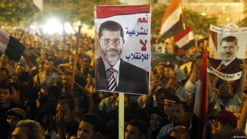  آلاف من أنصار الرئيس المصري المنتخب المعزول محمد مرسي وهم معتصمون في منطقة رابعة العدوية وميدان النهضة بالقاهرة.