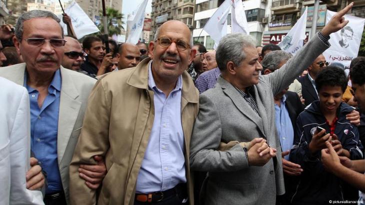 Hamdeen Sabahi und Mohammed ElBaradei während einer Demonstration gegen das Mubarak-Regime in Kairo; Foto: picture-alliance/dpa