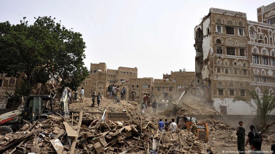 People search for survivors following airstrikes in the Old City of Sanaa, in Sanaa, Yemen, on 12 June 2015 (photo:picture-alliance/Photoshot/Hani Ali)