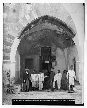 Turkish soldiers at the entrance to a prison in Jerusalem, photo taken between 1889 and 1914, Palestine (photo: © Library of Congress)