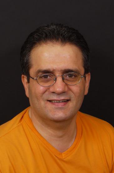 حسام الدين درويش باحث سوري مقيم في ألمانيا، حائز على شهادة الدكتوراه من قسم الفلسفة بجامعة بوردو 3 في فرنسا، تخصص "الهيرمينوطيقا ومناهج البحث في العلوم الإنسانية والاجتماعية.