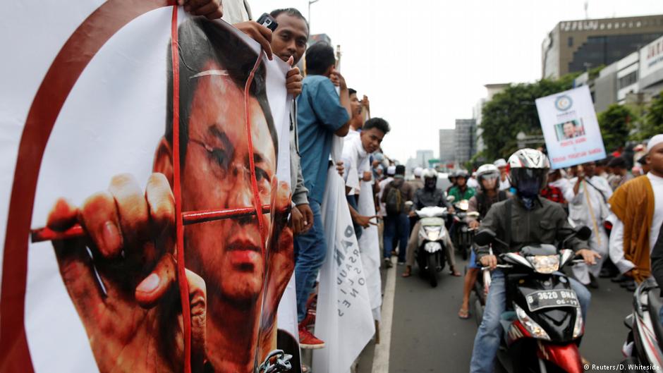 Hardline Muslim groups protest outside the court as the controversial blasphemy case against Jakarta's Christian governor Basuki Tjahaja Purnama, also known as Ahok, is heard in Jakarta, Indonesia 27 December 2016 (photo: Reuters/D. Whiteside)