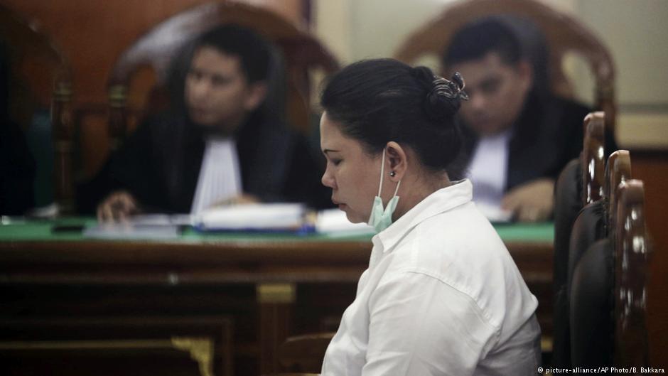 Die Buddhistin Meiliana bei einer Anhörung vor einem Gericht in Medan, Nord-Sumatra, am 21.08.2018; Foto: picture-alliance/AP Photo/B. Bakkara
