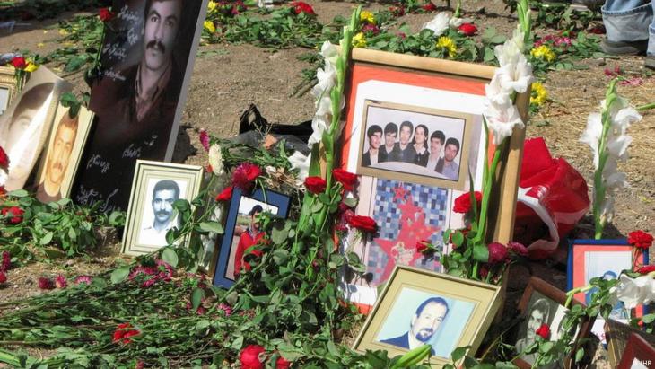 Mass graves of political prisoners massacred in the summer in Tehranʹs Kharavan Cemetery (photo: DW/S. Montazari)