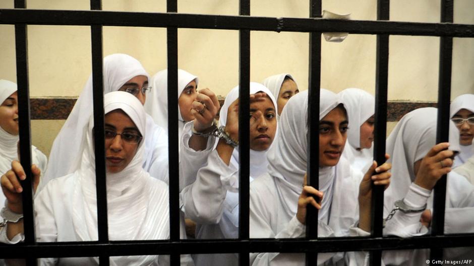 Weibliche Inhaftierte der Muslimbruderschaft vor einem Gericht in der ägyptischen Hafenstadt Alexandria am 27. November 2013; Foto: Getty Images/AFP