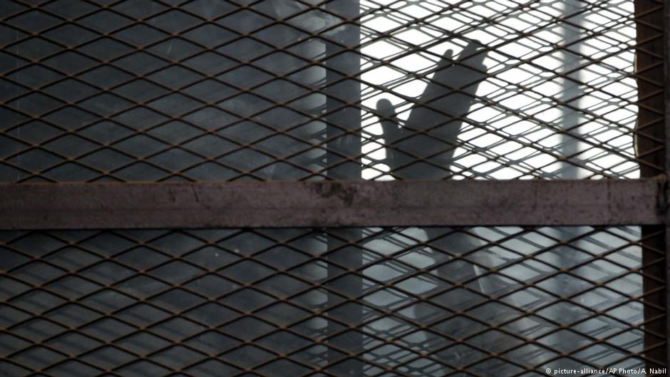 A Muslim Brotherhood member gestures from a defendantsʹ cage in a courtroom in Torah prison, southern Cairo, Egypt 22 August 2015 (photo: picture-alliance/AP Photo/A. Nabil) 