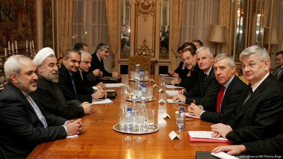 Iran's chief nuclear negotiator Hassan Rouhani, 2nd left, meets with, from far right: German Foreign Minister Joschka Fischer, British Foreign Secretary Jack Straw, French Foreign Minister Michel Barnier and EU foreign policy chief Javier Solana in Brussels on 13 December 2004 (photo: picture-alliance/AP/Thierry Roge)
